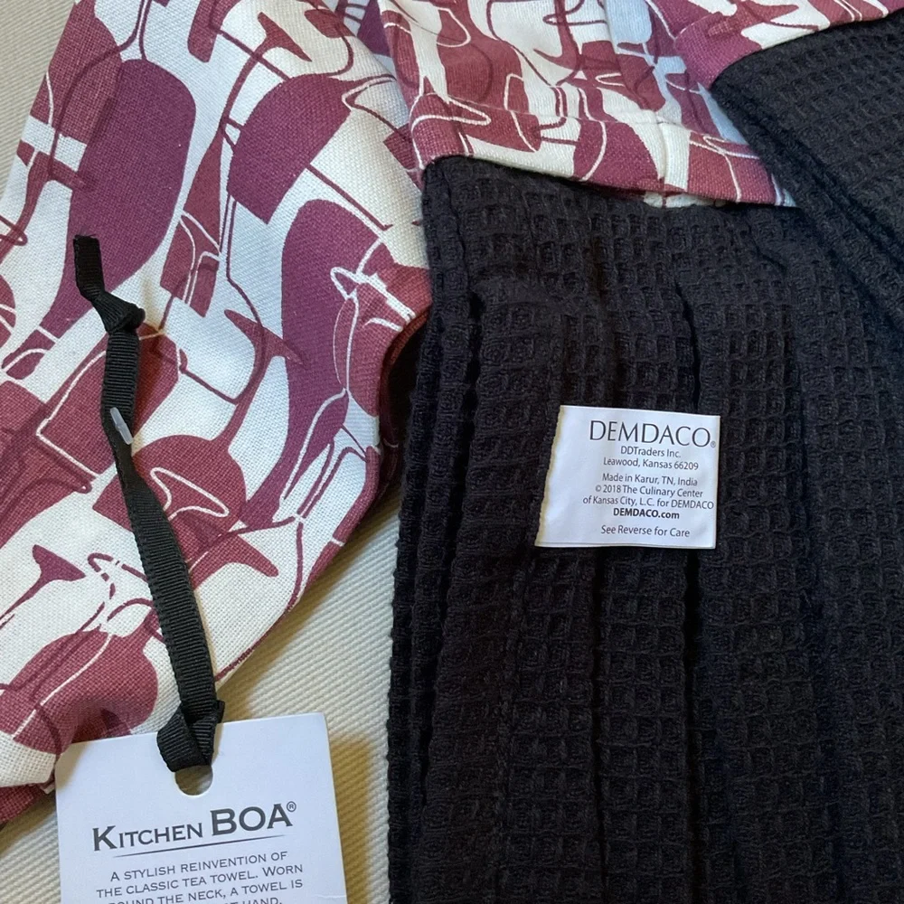 Demdaco Kitchen Boa “OH LOOK, IT’S WINE O’CLOCK”, NWT